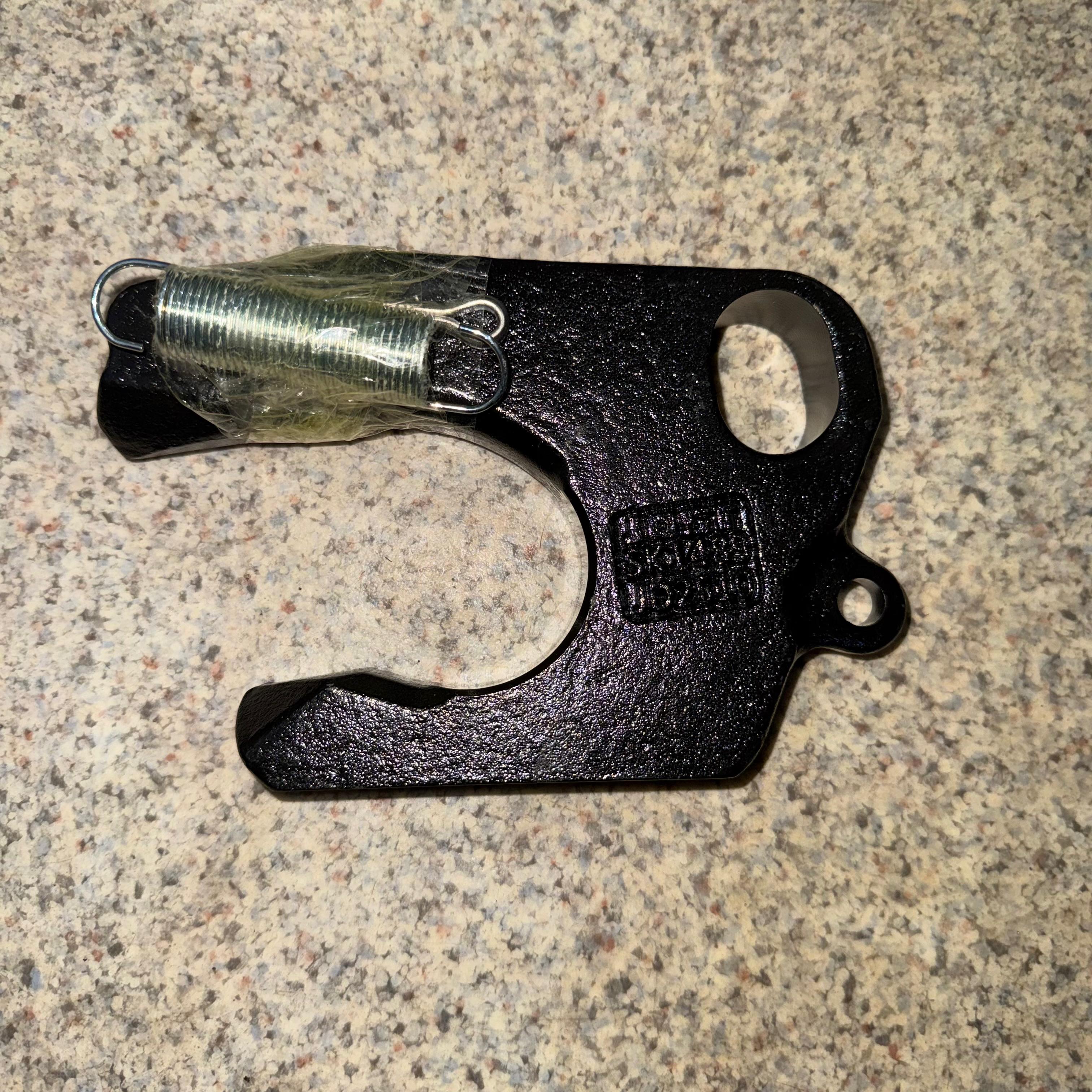 ЗАПОР (СКОБА) С ПРУЖИНОЙ СЕДЛА ПРИЦЕПА JOST-50 OEM, AT 